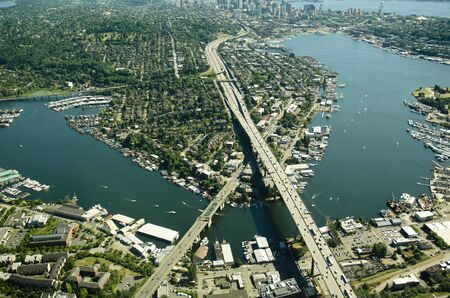 I-5 crossing the Lake Union ship canal north of Seattle - aerial view.のeditorial素材