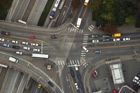 Montlake Blvd intersecting with traffic exiting and entering highwayのeditorial素材