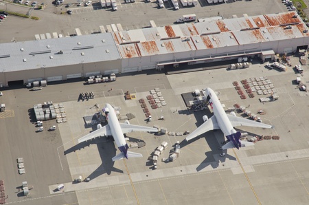 Aerial view of two FedEx airplanes loading and unloading at Seattle-Tacoma International Airportのeditorial素材
