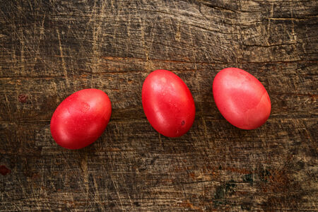 Red easter eggs on old wood table の写真素材