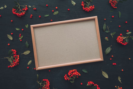Flat lay blank picture mock up copy space on dark background decorated with wild berry fruit arrangementの写真素材