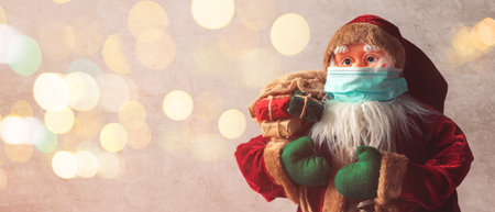 Santa Claus dummy toy with protective face mask for Covid-19 pandemics, selective focusの写真素材