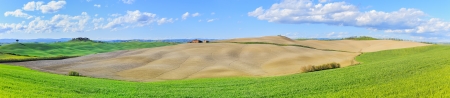 Tuscany, rural landscape in Crete Sensi land  Plowed rolling hills, countryside farm, cypresses trees, green field and blue sky  Siena, Italy, Europe の写真素材