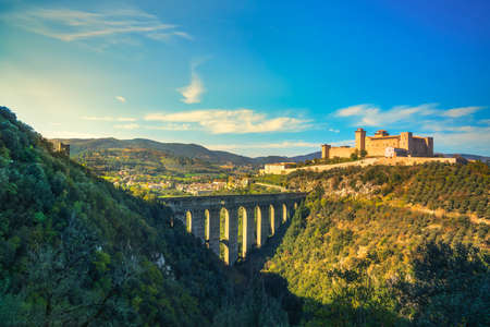 Spoleto, Ponte delle Torri roman bridge and Rocca Albornoziana medieval fortress. Umbria, Italy, Europe.のeditorial素材
