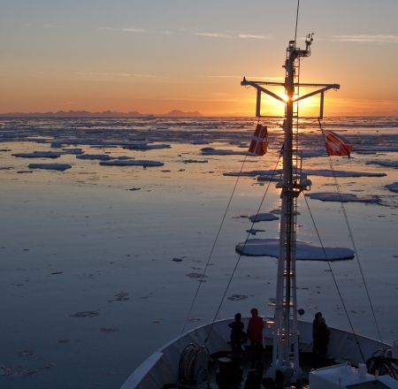 Midnight Sun in the Arctic Ocean off the east coast of Greenland.のeditorial素材