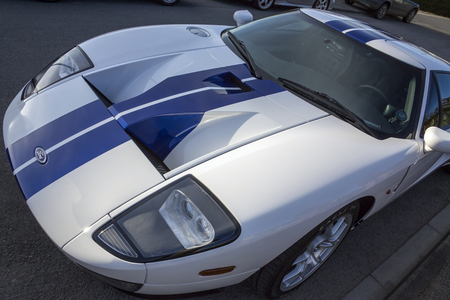 The Ford GT is a 5 4 litre V8 mid-engine two-seater sports car  The GT is similar in outward appearance to the original Ford GT40 raceing cars, but bigger, wider, and 3 in  76 mm  taller than the original GT40  のeditorial素材