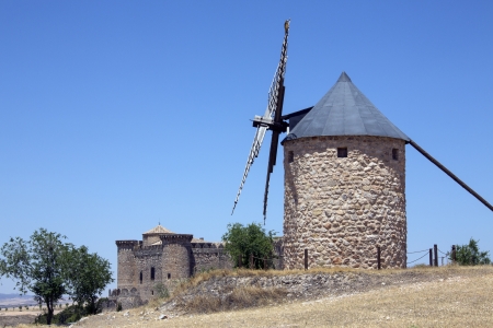 A windmill near the medieval castle of Belmonte in the La Mancha region of central Spain のeditorial素材