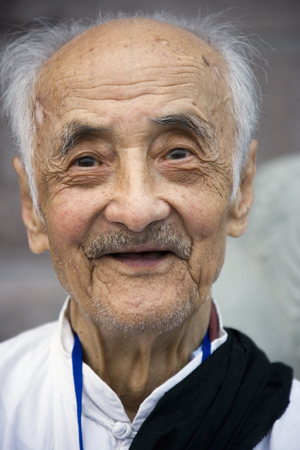 An elderly Chinese man in Chengdu in Sichuan province, China.のeditorial素材