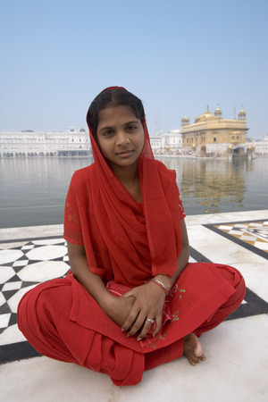 Young Sikh girl at the Golden Temple of Amritsar in the Punjab region of northern India. The Golden Temple (Harmandir Sahib) is the holiest shrine in Sikhism.のeditorial素材