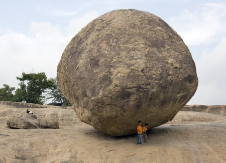 Krishna's Butter Ball, a giant bolder in Mahabalipuram in the Tamil Nadu region of southern India. UNESCO World Heritage Site.のeditorial素材