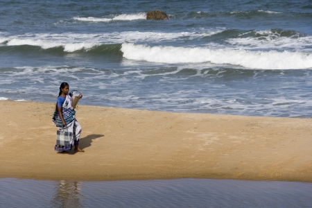 Indian Woman on the beach at Mahabalipuram in the Tamil Nadu region of southern India.のeditorial素材