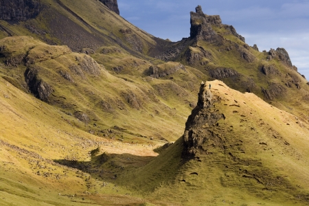 Dramatic scenery on the Uig to Staffin road on the Isle of Skye in northwest Scotland.のeditorial素材
