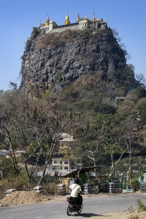 Mount Popa is an extinct volcano 1518 metres (4981 feet) above sea level, located in central Burma (Myanmar) in the Pegu Range.  Mount Popa is best known for the picturesque Popa Taungkalat monastery atop the outcrop. The Popa Taungkalat (Taung Kalat) Shrのeditorial素材