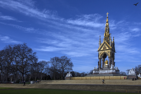 The Albert Memorial is situated in Kensington Gardens, London, England, directly to the north of the Royal Albert Hall.のeditorial素材