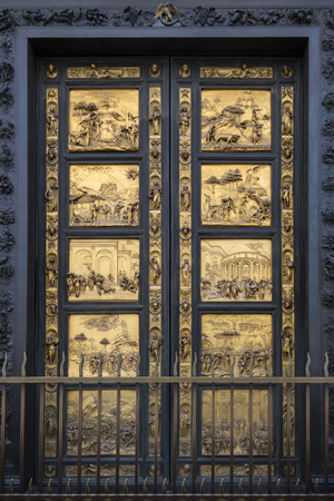 The East doors, or Gates of Paradise, by Lorenzo Ghiberti on the Baptistery near the Duomo in Florence, Italy. It took Ghiberti 21 years to complete these doors. These gilded bronze doors consist of twenty-eight panels, with twenty panels depicting the liのeditorial素材