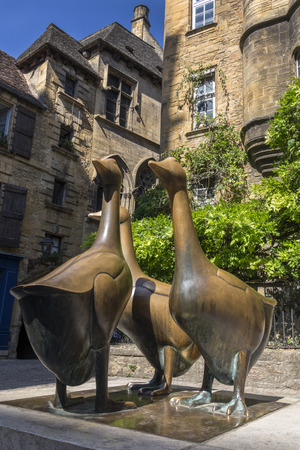 Statue of three Geese in Sarlat (Sarlat-La-Caneda) in Peigord in the Dordogne in the Nouvelle-Aquitaine region of France. The area of Peigord and the town of Sarlat are famous for Foie gras, a luxury food product made of the liver of a duck or goose that のeditorial素材