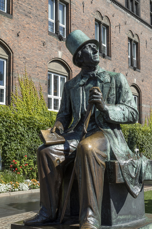 Copenhagen - Denmark. Statue of Hans Christian Andersen - a Danish author remembered for his fairy tales. Andersen's fairy tales, of which no less than 3381 works have been translated into more than 125 languages, have become culturally embedded in the Weのeditorial素材