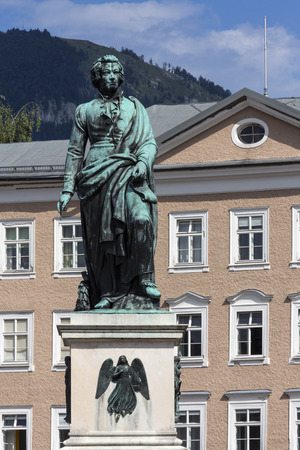 Memorial statue of composer Wolfgang Amadeus Mozart in Mozartplatz in the city of Salzburg, Austria.のeditorial素材