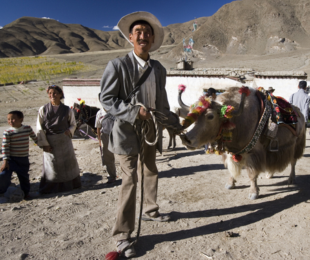Family of Tibetan farmers with a domesticated Yak in the valley near Yungbulakang (or Yumbu Lakhang) high in the Himalayas in the Tibet Autonomous Region of China.のeditorial素材