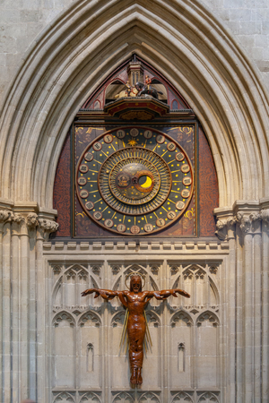Wells Cathedral clock - an astronomical clock in the north transept of Wells Cathedral, Somerset, England. The surviving mechanism, dated to between 1386 and 1392AD. The dial represents the geocentric view of the universe, with sun and moon revolving rounのeditorial素材