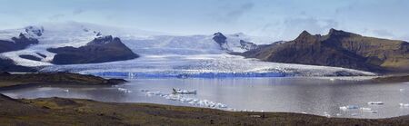 Fjallsjokull Glacier flowing from the Vatnajokull Ice cap in Iceland.の写真素材