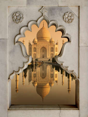 Agra. India. 03.08.05. The Taj Mahal, an white marble Islamic mausoleum on the south bank of the Yamuna river in the city of Agra, India. Commissioned in 1632 by the Mughal emperor Shah Jahan as the tomb of his favourite wife,のeditorial素材