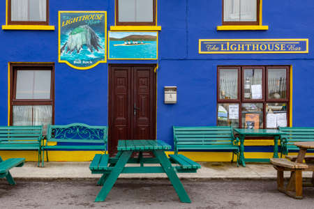 Exterior of an Irish Public House in the city of Dublin in the Republic of Ireland.のeditorial素材