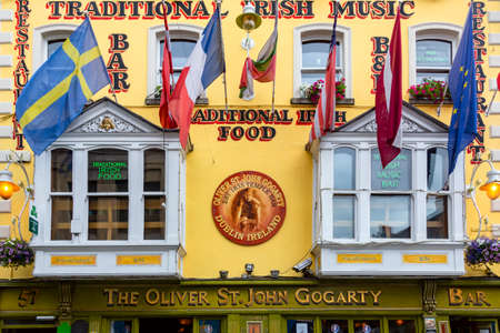 Traditional Irish pub the 'Oliver St. John Gogarty' in the Temple Bar area of Dublin in the Republic of Ireland. Named after Oliver Joseph St John Gogarty (17 August 1878 â 22 September 1957) who was an Irish poet, author, athlete, politician, and well-のeditorial素材