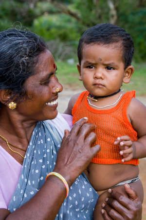 Mother and child in the countryside of Tamil Nadu in southern India.のeditorial素材