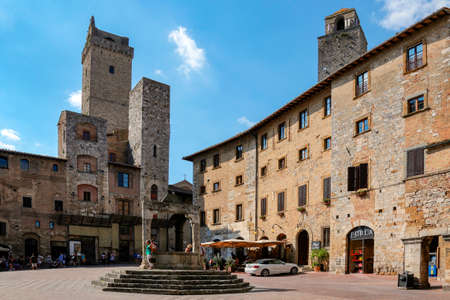 San Gimignano - a small walled medieval hill town in the province of Siena in Tuscany, Italy. San Gimignano is famous for its medieval architecture of about a dozen tower houses.のeditorial素材