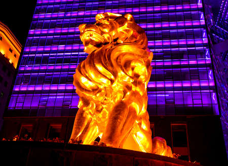 Golden lion statue at nightのeditorial素材