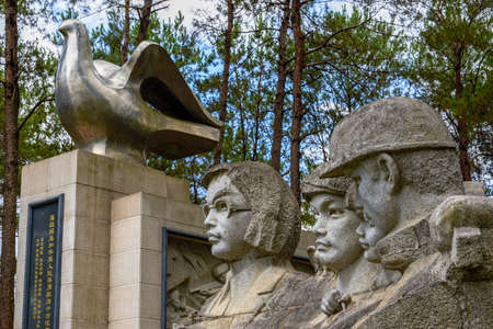 Peace Dove and Martyr Statue in Nanning Martyrs Cemetery, Guangxi, Chinaのeditorial素材