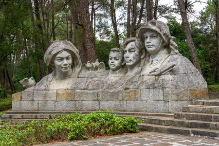 Peace Dove and Martyr Statue in Nanning Martyrs Cemetery, Guangxi, Chinaのeditorial素材