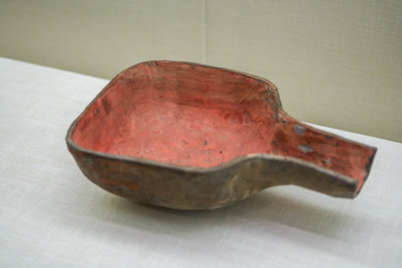 Ancient Chinese cultural relics from the Han Dynasty in the museum, kitchenware containersのeditorial素材