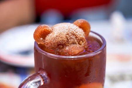 In Hong Kong-style tea restaurants, the tea is frozen into a bear-shaped frozen lemon tea.