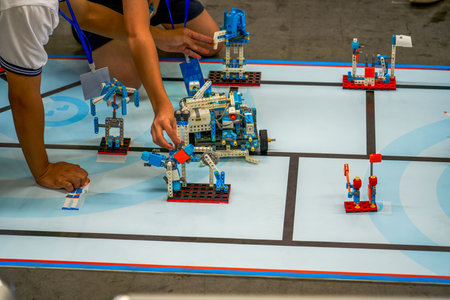 The scene of the handmade robot toy competition