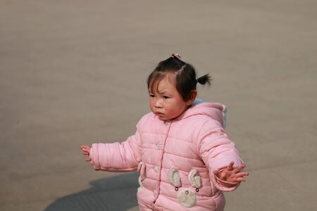 Little girl shaking handsの写真素材