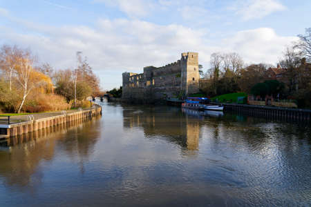 River Trent flows past Newark Castle on its way through the town of Newark on Trentのeditorial素材