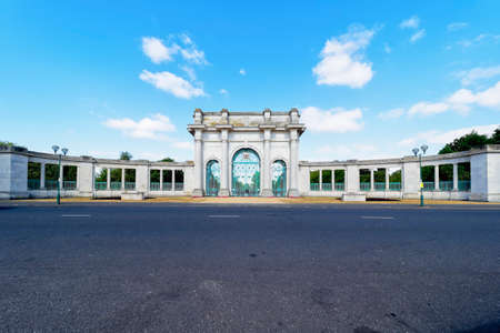The entrance gates to Nottingham Memorial Gardens at Victoria Embankment on the banks of the River Trentのeditorial素材