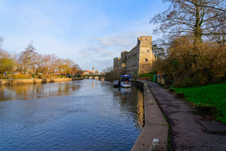 A footpath runs alongside the River Trent up to Newark Castle in Nottinghamshireのeditorial素材