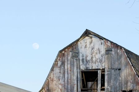 Moon Over Old Barnの写真素材