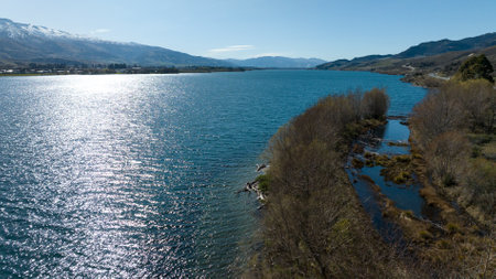 Panoramic views of Lake Dunstan and its mountainous shoreline in central Otagoの写真素材