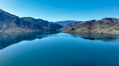 Aerial perspective of Lake Benmore with the mountains in the backgroundの写真素材