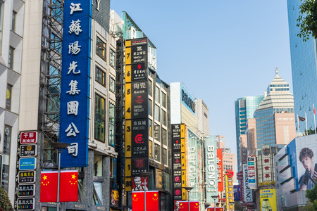 SHANGHAI, CHINA, 29 DECEMBER 2017:The shopping street of Nanjing roadのeditorial素材