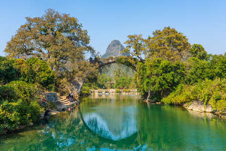YANGSHUO, CHINA, 6 DECEMBER 2019: Fuli bridge on the Yulong River in the countryside of Yangshuoのeditorial素材