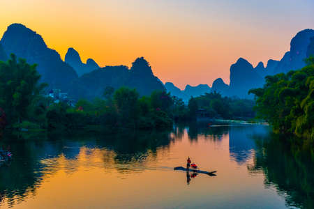 YANGSHUO, CHINA, 6 DECEMBER 2019: Beautiful sunset on the Yulong River in Yangshuo, Guilin, Guangxiのeditorial素材