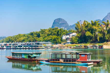 YANGSHUO, CHINA, 6 DECEMBER 2019: Dock on the Li river in Yangshuoのeditorial素材