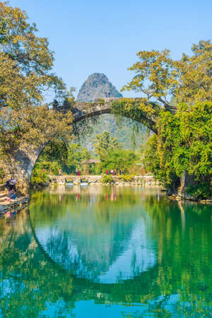 YANGSHUO, CHINA, 6 DECEMBER 2019: Fuli bridge on the Yulong River in the countryside of Yangshuoのeditorial素材