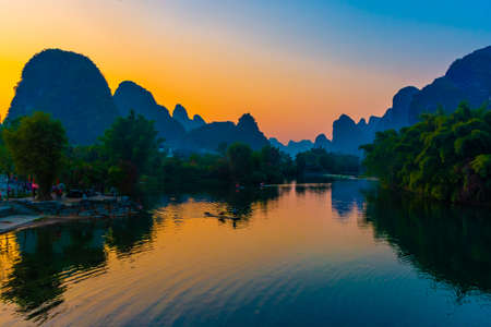 YANGSHUO, CHINA, 6 DECEMBER 2019: Beautiful sunset on the Yulong River in Yangshuo, Guilin, Guangxiのeditorial素材