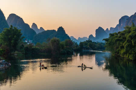 YANGSHUO, CHINA, 6 DECEMBER 2019: Beautiful sunset on the Yulong River in Yangshuo, Guilin, Guangxiのeditorial素材